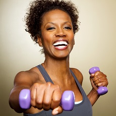Mujer haciendo ejercicio con pesas