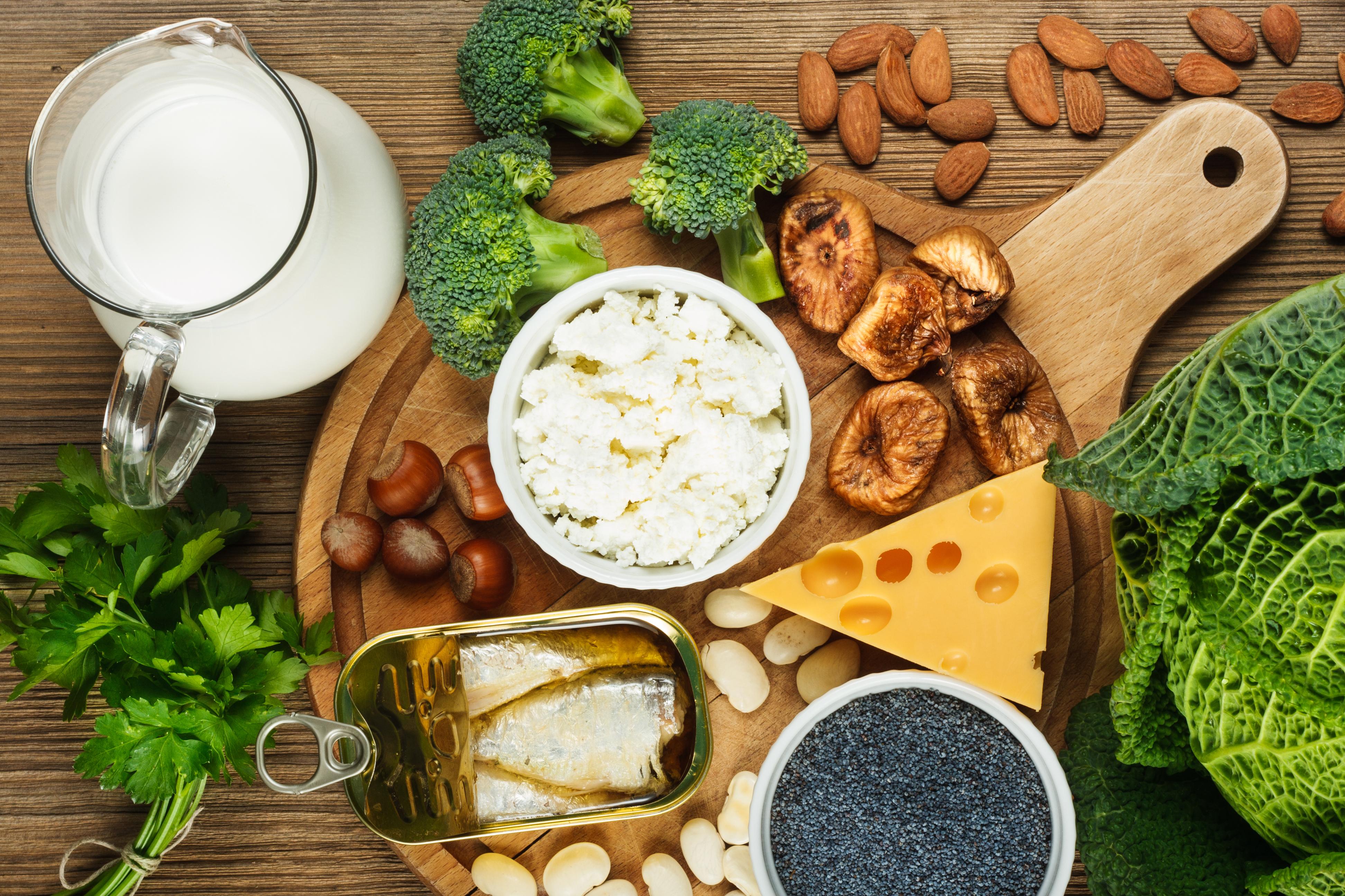 Calcium vitamin d. Продукты богатые кальцием. Еда для костей. Еда при остеопорозе. Витамины для костей в еде.