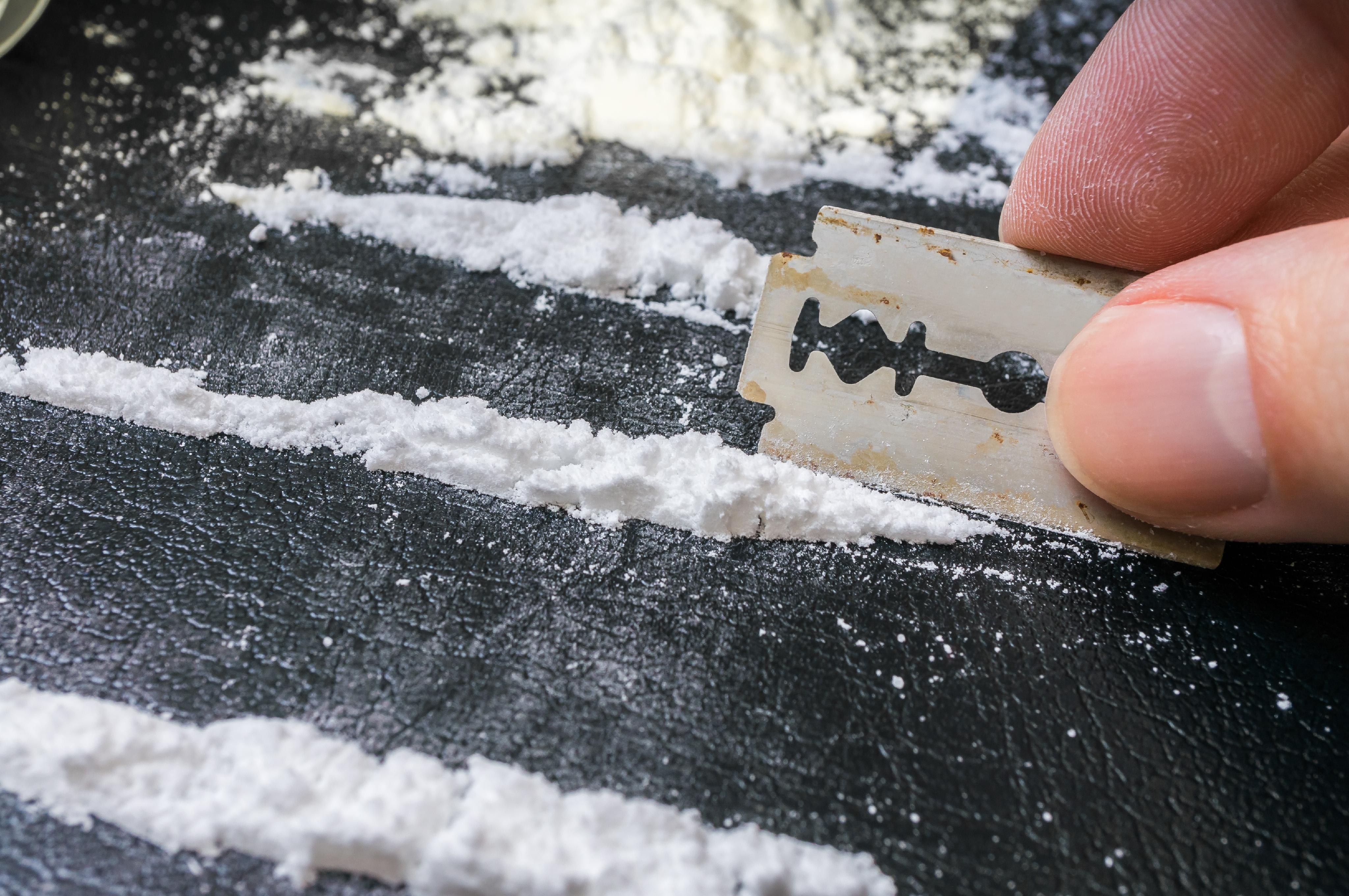 Cocaína U Otros Estupefacientes En Línea. Adicto Con Billete De