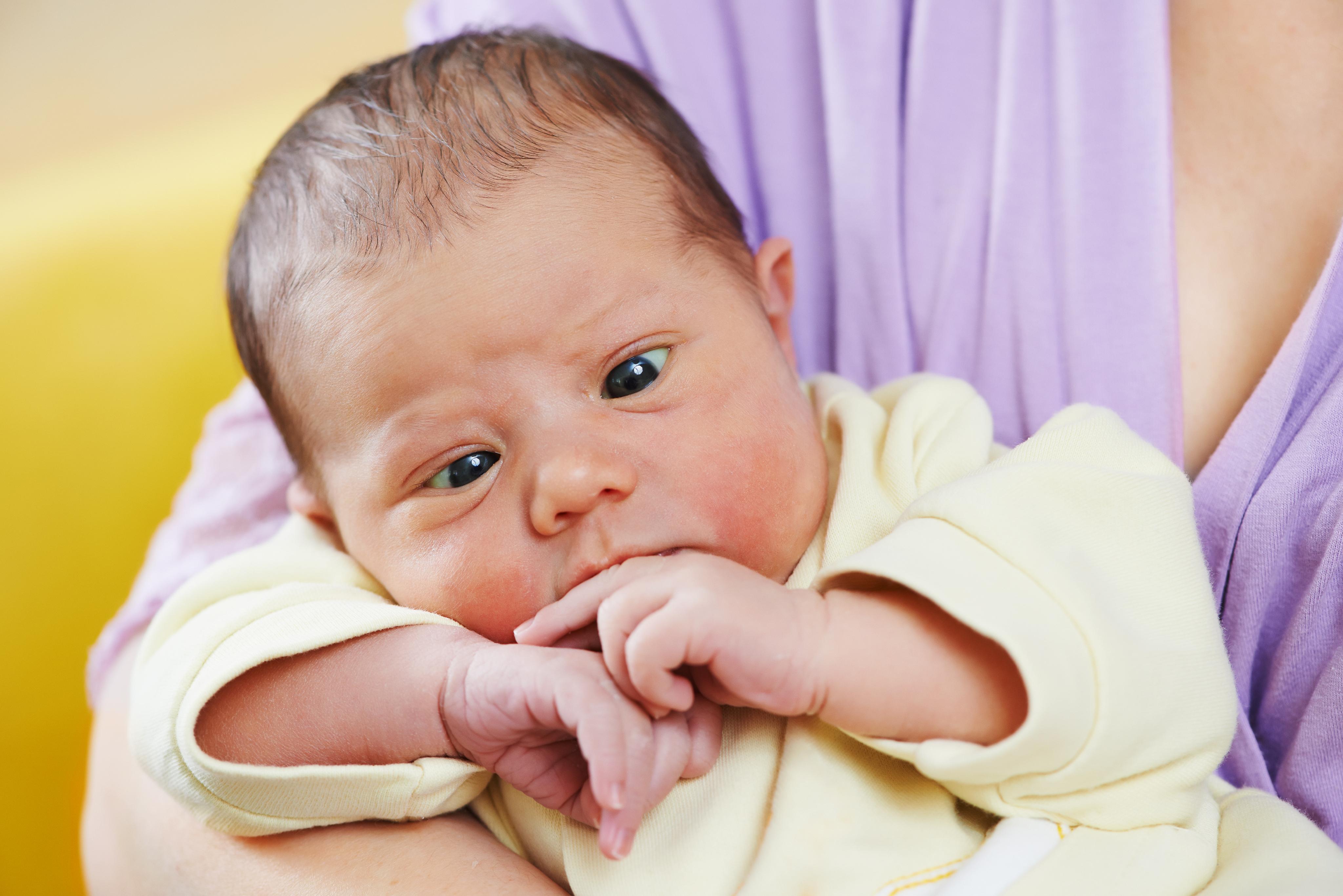 Новорожденным считается ребенок возрастом. Косоглазие у детей. Косоглазие у новорожденных. Младенческий Возраст. Дети грудного возраста.