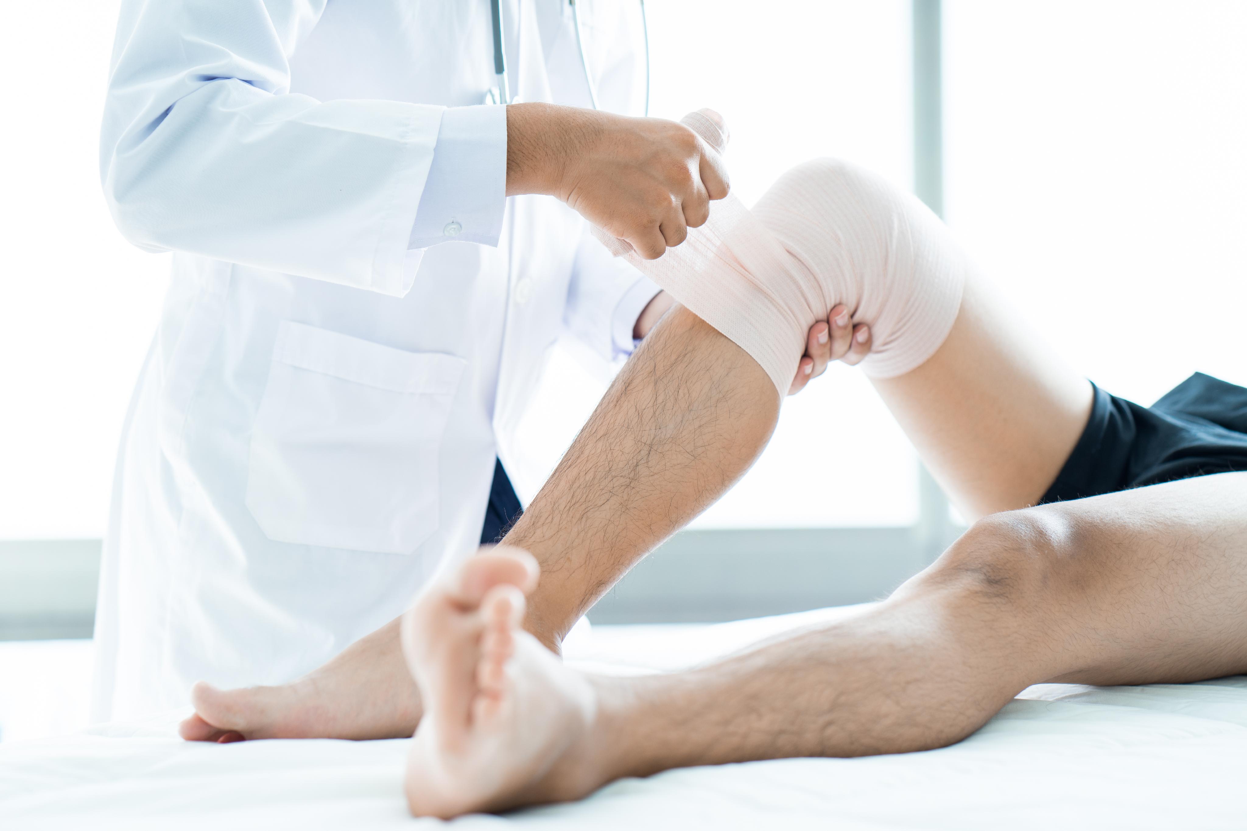 Эффективное лечение коленей. Закрытые травмы коленного сустава. Травмированные колени.