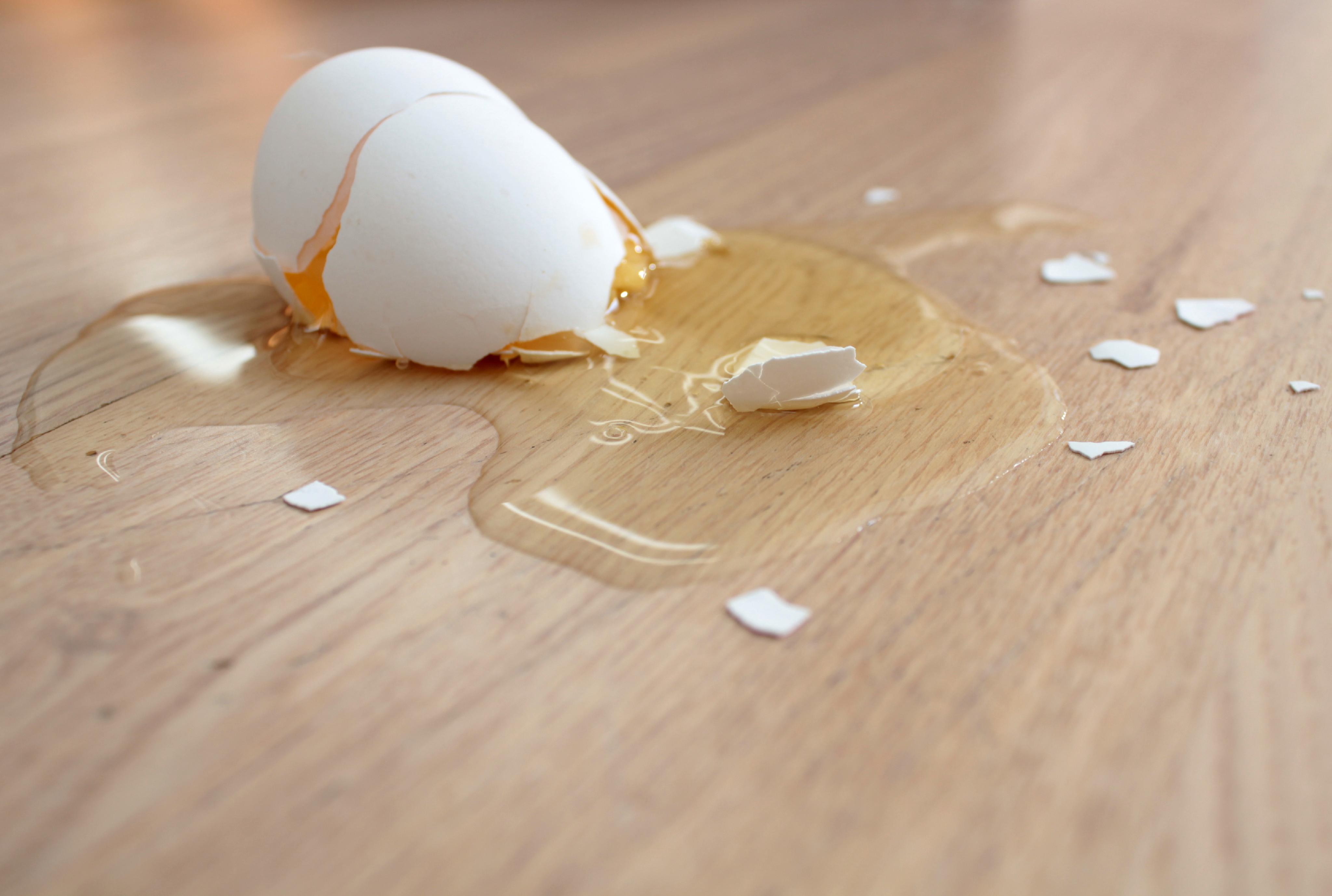 Broken on the floor. Разбитое яйцо. Яйцо разбилось. Разбитые яйца. Разбитое куриное яйцо.