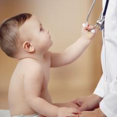 Fotografía de un bebé agarrando el estetoscopio de un médico